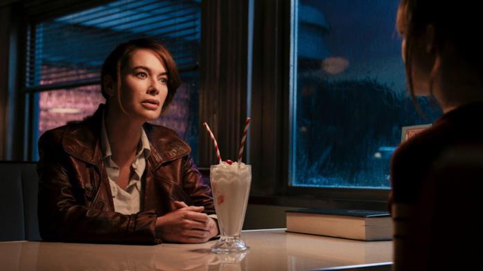 Sam parla con la madre Scarlet in Gunpowder Milkshake Karen Gillan e Lena Headey in Gunpowder Milkshake