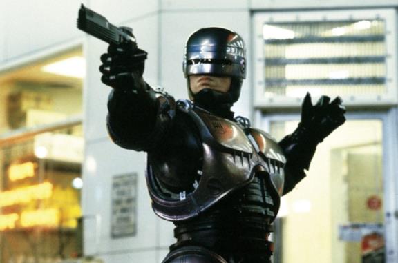 RoboCop impegnato a difendere Detroit
