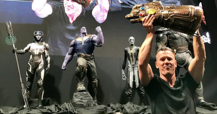 Josh Brolin con il Guanto dell'Infinito Josh Brolin solleva il Guanto dell'Infinito davanti all'Ordine Nero