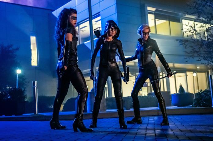 Mia Smoak, Laurel Lance e Dinah Drake in un episodio di Arrow
