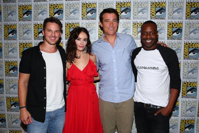 Il cast di Timeless in posa prima del panel al SDCC 2017