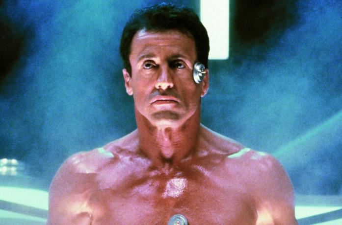 Sylvester Stallone in una scena del film Demolition Man