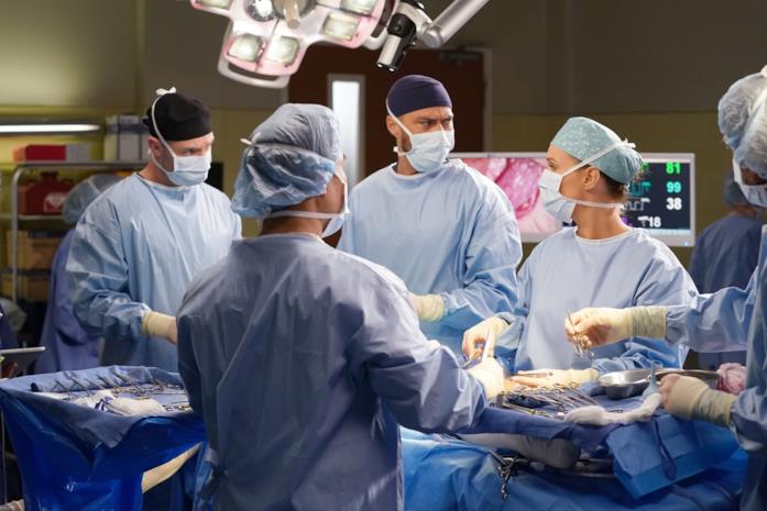 Hayes, Jackson e Jo in una scena di Grey's Anatomy 16