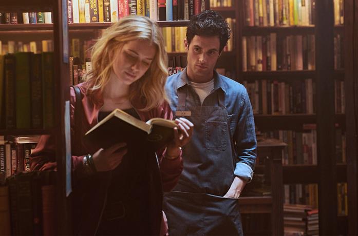 Joe ammira Beck in una scena della prima stagione