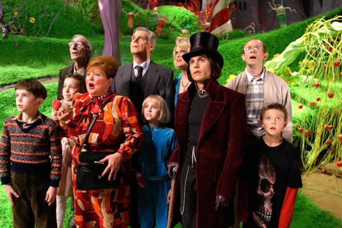 Willy Wonka guida i bambini dentro la sua fabbrica Dentro la fabbrica di cioccolato di Willy Wonka