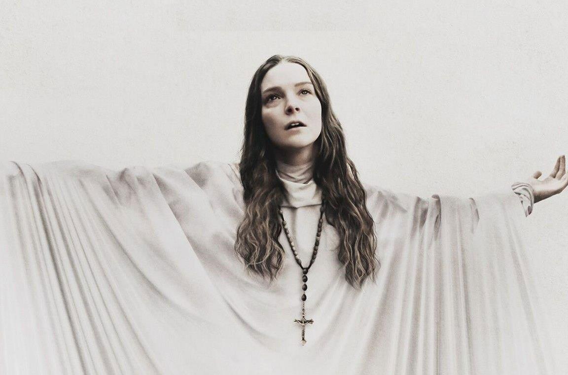 Morfydd Clark nel poster del film Saint Maud