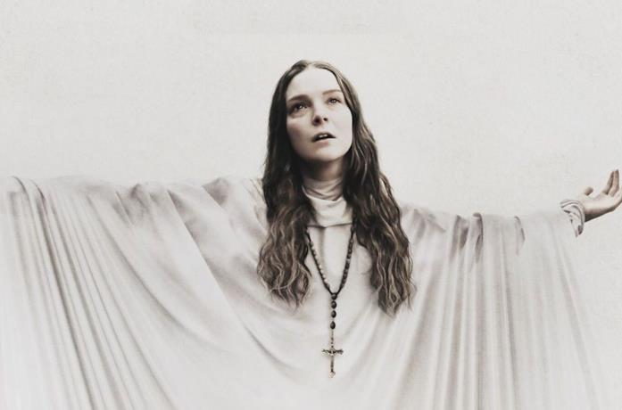 Morfydd Clark nel poster del film Saint Maud