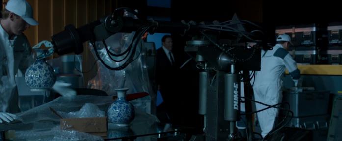 Dum-E aiuta Tony nel suo laboratorio Dum-E è il braccio meccanico aiutante di Tony Stark