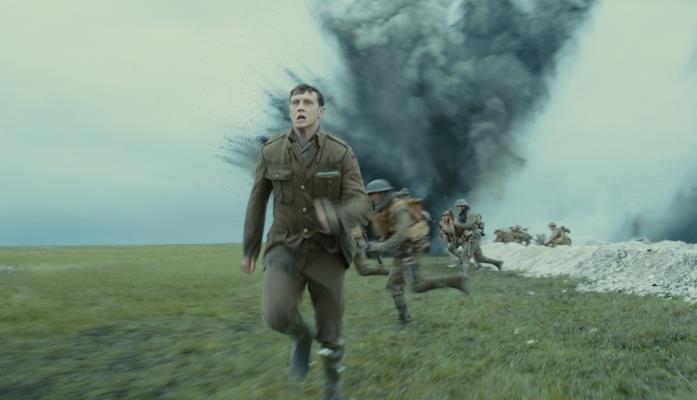 George MacKay in una folle corsa del film