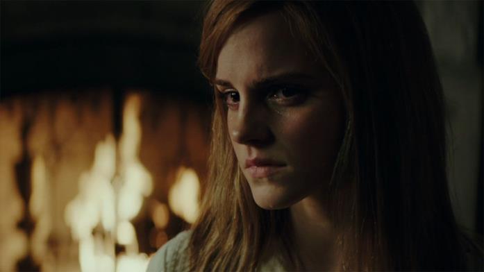 Emma Watson nei panni di Angela Gray Angela parla con tristezza degli abusi subiti
