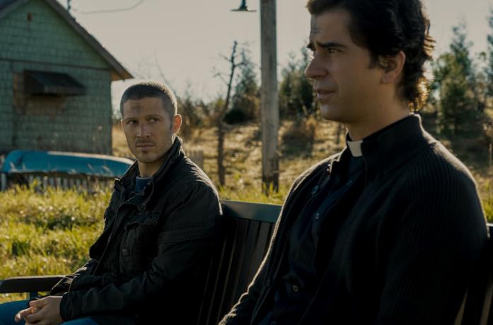 Zach Gilford e Hamish Linklater in una scena di Midnight Mass