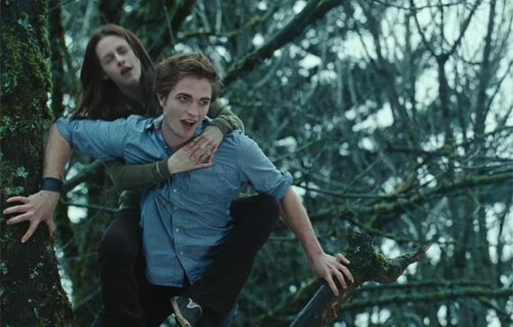 Twilight Edward prende in spalla Bella in Twilight