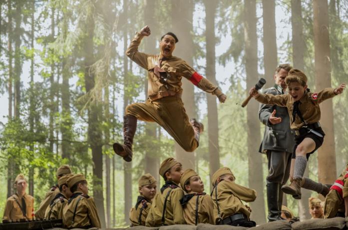 Taika Waititi e Roman Griffin Davis in una scena d'azione del film JoJo Rabbit