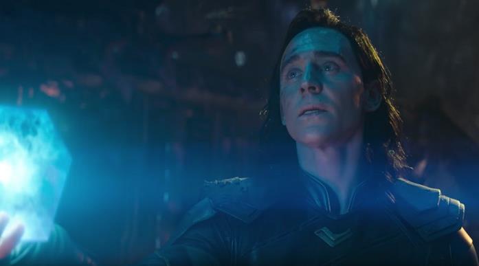 Loki di Tom Hiddleston e il Tesseract Il Tesseract nelle mani di Loki