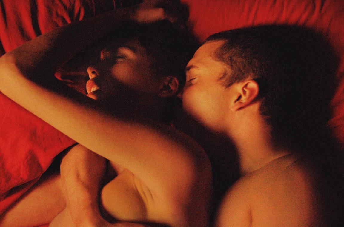 Aomi Muyock e Karl Glusman in una scena del film Love