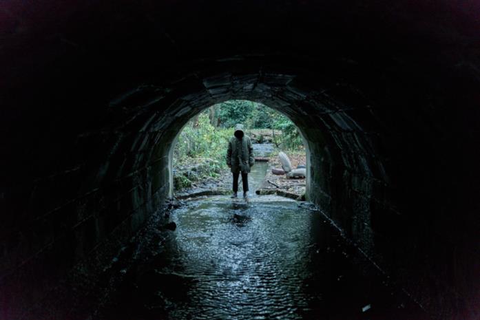 Ghost Stories Un misterioso personaggio in fondo a un tunnel osserva lo spettatore