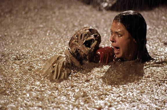 Poltergeist: la scena con gli scheletri nella piscina