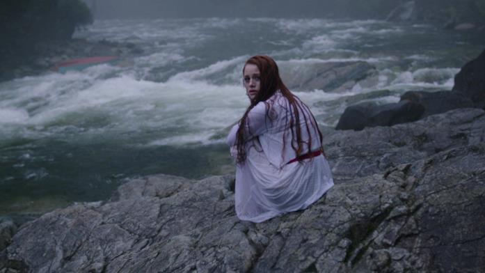 Cheryl Blossom nel primo episodio di Riverdale Cheryl lungo le sponde del fiume nel pilot di Riverdale