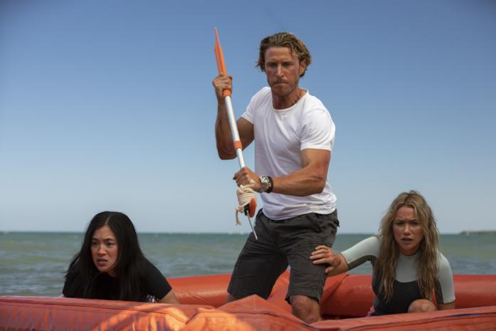 47 metri - Great White, tutto sullo shark movie australiano e la storia vera che l'ha ispirato Kimie Tsukakoshi, Aaron Jakubenko e Katrina Bowden in una scena del film Great White