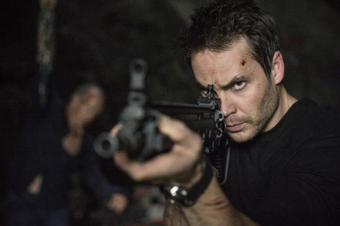 Taylor Kitsch in American Assassin Taylor Kitsch imbraccia un fucile in American Assassin