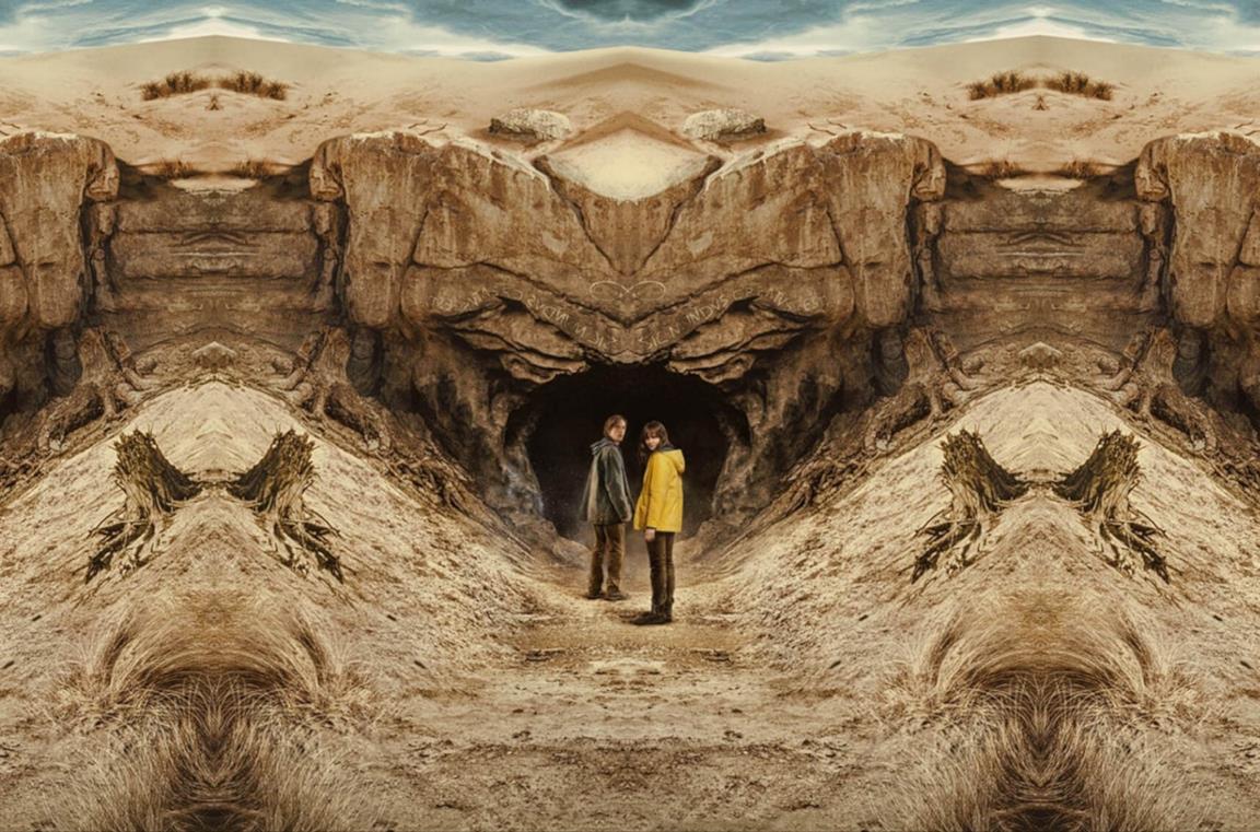 Jonas e Martha davanti alle grotte di Winden nel mondo alternativo