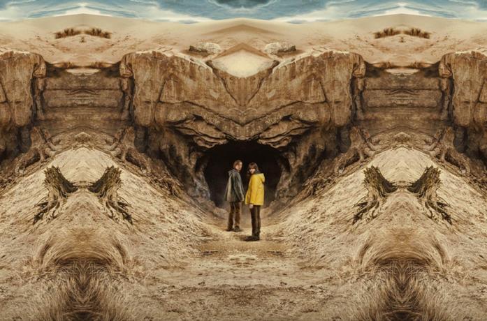 Jonas e Martha davanti alle grotte di Winden nel mondo alternativo