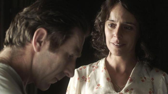 Una scena del film La trincea infinita Rosa sta guardando il marito
