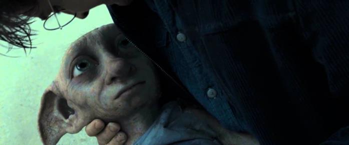 Dobby Dobby muore tra le braccia di Harry, in una spiaggia.