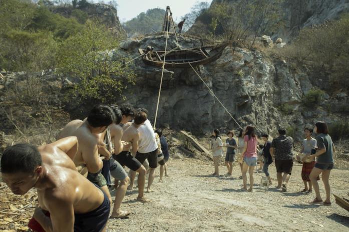 The Stranded, il trailer della nuova serie Netflix Ragazzi issano una barca su un'isola, nella serie The Stranded