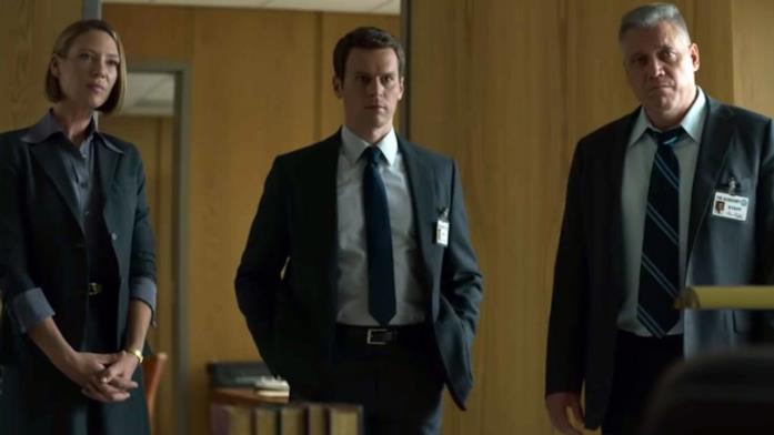 I protagonisti di Mindhunter Gli attori Anna Torv, Jonathan Groff e Holt McCallany in una scena della serie