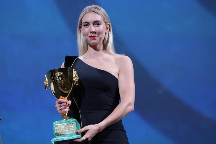 Vanessa Kirby Vanessa Kirby con la Coppa Volpi