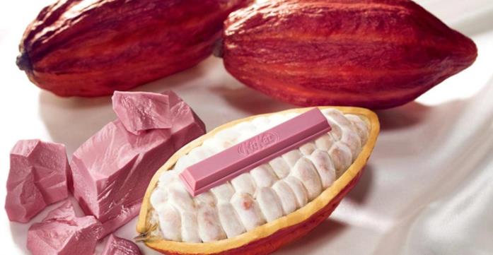 Primo piano della barretta Kit Kat al cioccolato rosa con chicci di cacaco rubino
