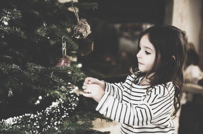 Bambina con Albero di Natale