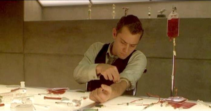 Jude Law - Gattaca Una scena di Gattaca con Jude Law