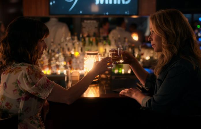 Le due protagoniste in una scena dalla seconda stagione di Dead To Me Linda Cardellini e Christina Applegate in una scena di Dead To Me 2