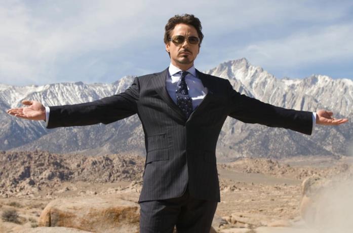 Robert Downey Jr. è Tony Stark in una scena di Iron Man 2008