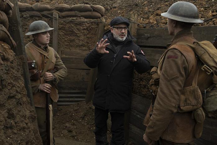 1917, la nuova featurette dietro le quinte del film di Sam Mendes Sam Mendes tra Dean-Charles Chapman e George MacKay sul set del film 1917