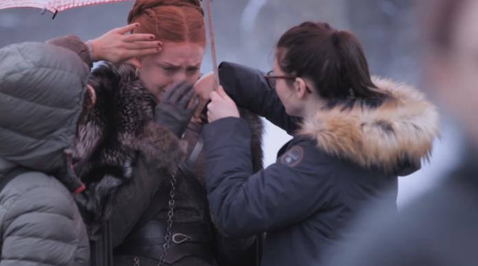 Game of Thrones, dietro le quinte con The Last Watch: le 21 curiosità imperdibili dal set Sophie Turner gira Game of Thrones 8x04