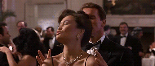 Arnold Schwarzenegger balla il tango in True Lies