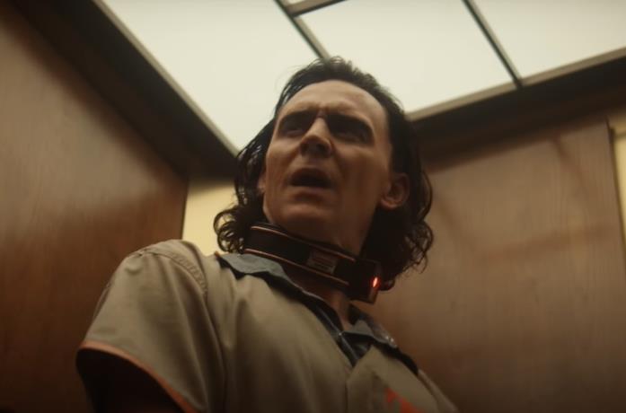 Un'immagine di Loki nella clip della serie Loki, una clip mostra il protagonista fare la conoscenza di Mobius