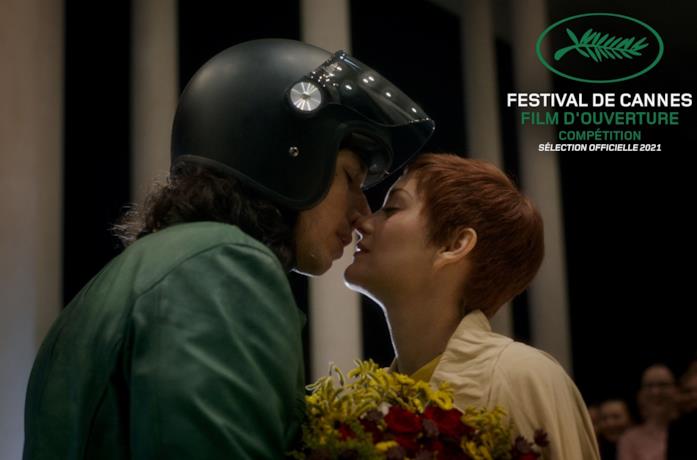 Adam Driver e Marion Cotillard in una scena del film Annette