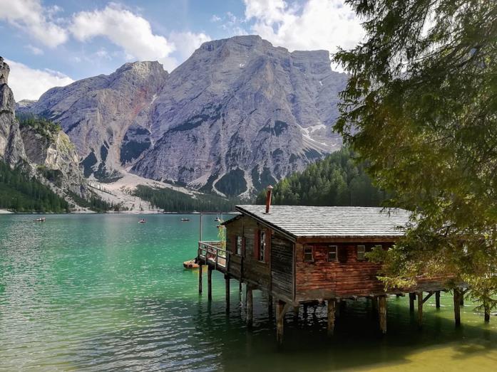 Un passo dal cielo: luoghi e ambientazioni La palafitta sul Lago di Braies di Un passo dal cielo