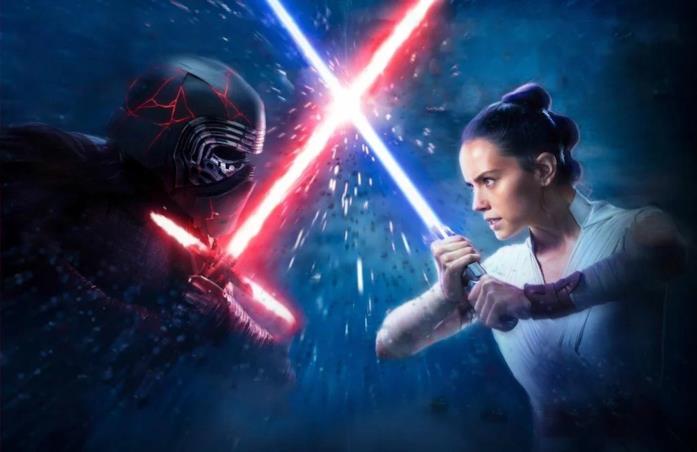 Rey e Kylo Ren in battaglia con le spade laser