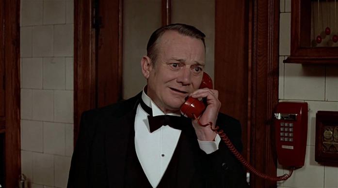 Denholm Elliot interpreta il maggiordomo Coleman in Una poltrona per due Un'immagine di Denholm Elliot in Una poltrona per due