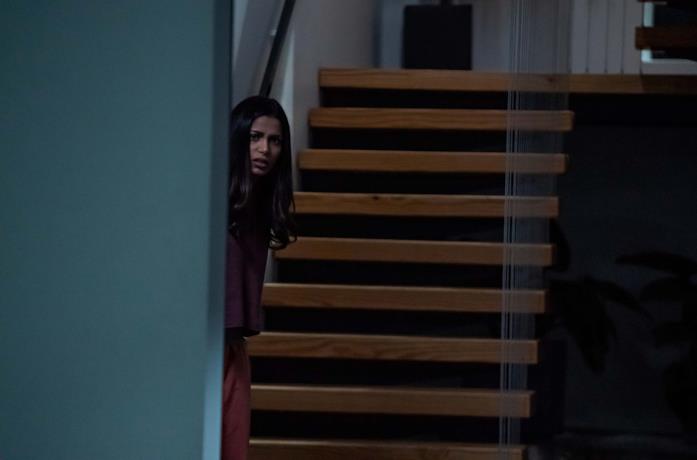 Freida Pinto in una scena del film Intrusion