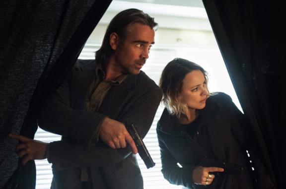 Un'immagine di Colin Farrell e Rachel McAdams in True Detective