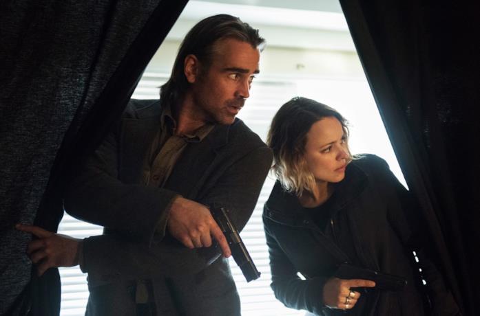 Un'immagine di Colin Farrell e Rachel McAdams in True Detective