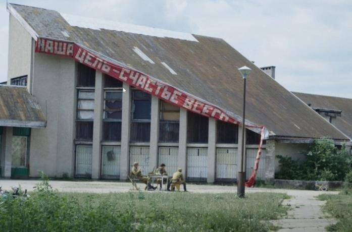 Fares Fares, Alexej Manvelov e Barry Keoghan in una scena della serie TV Chernobyl