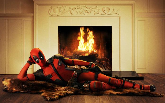 Deadpool in un'immagine del primo film Deadpool davanti al caminetto come Domino? Sarà solo una coincidenza?