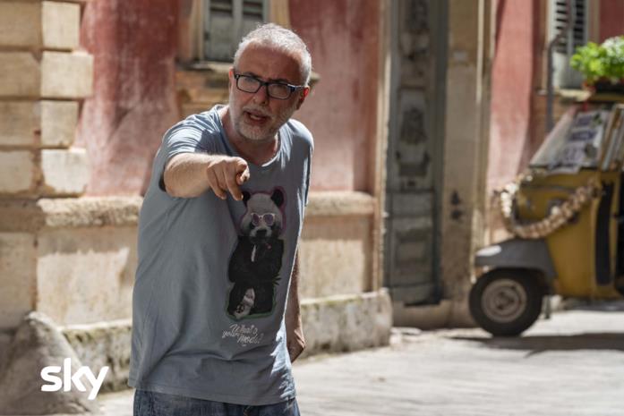 Il regista del film Luca Miniero mentre dirige il film Cops - Una banda di poliziotti